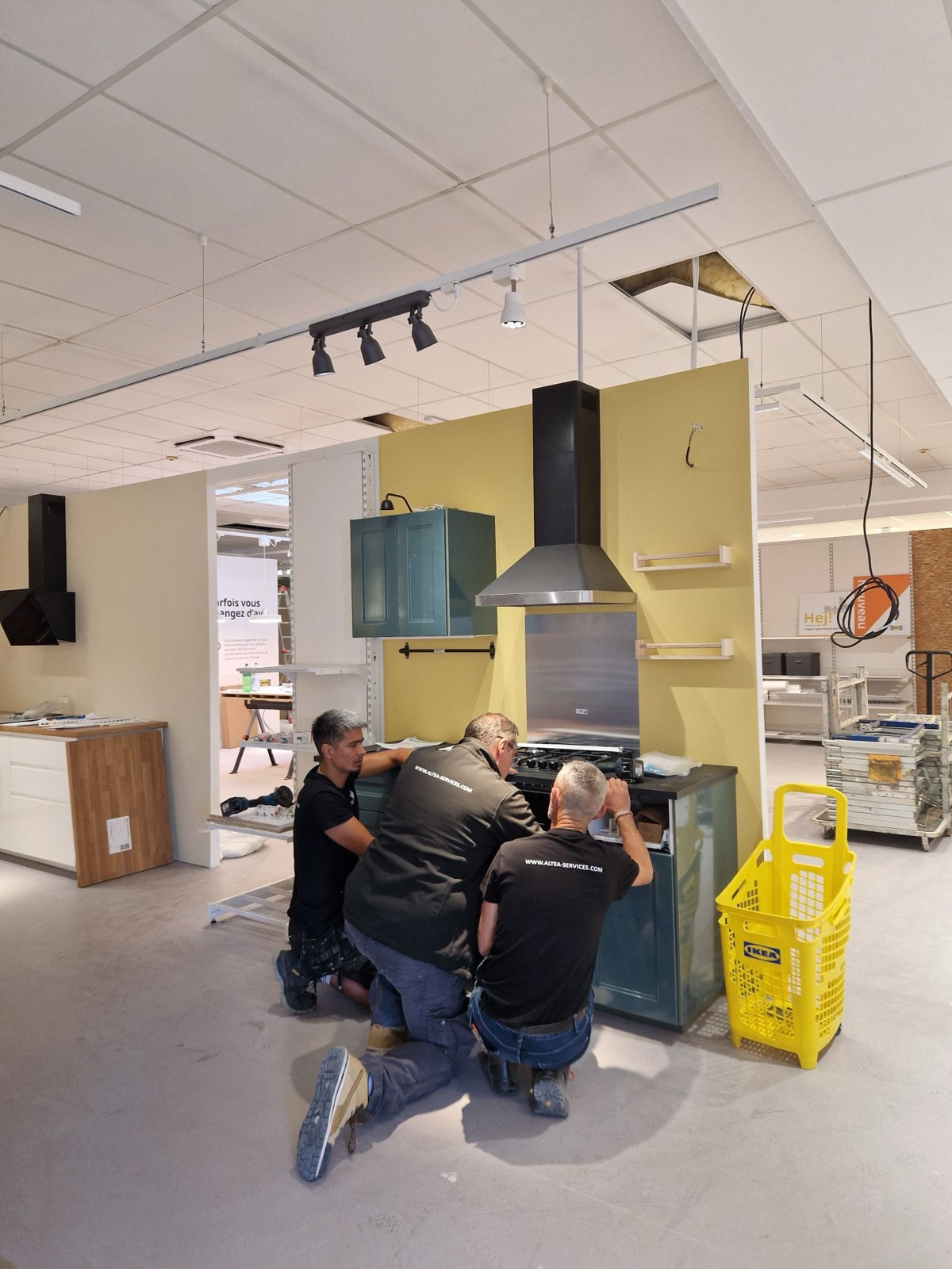 Équipe ALTEA installant une cuisine d'exposition en magasin