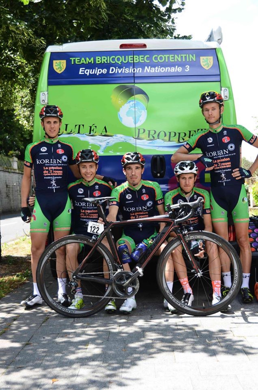 Team Bricquebec Cotentin, coureurs devant le camion ALTEA