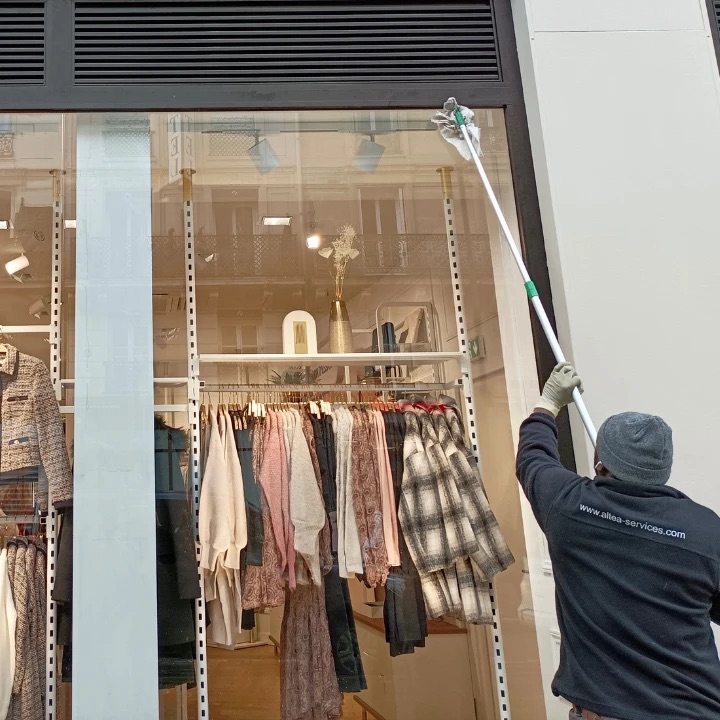 Agent ALTEA nettoyant une vitrine de boutique
